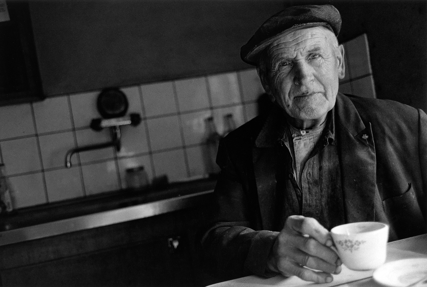 © Torbjörn Helgesson Äldre man dricker kaffe. Fotografi av Torbjörn Helgesson.