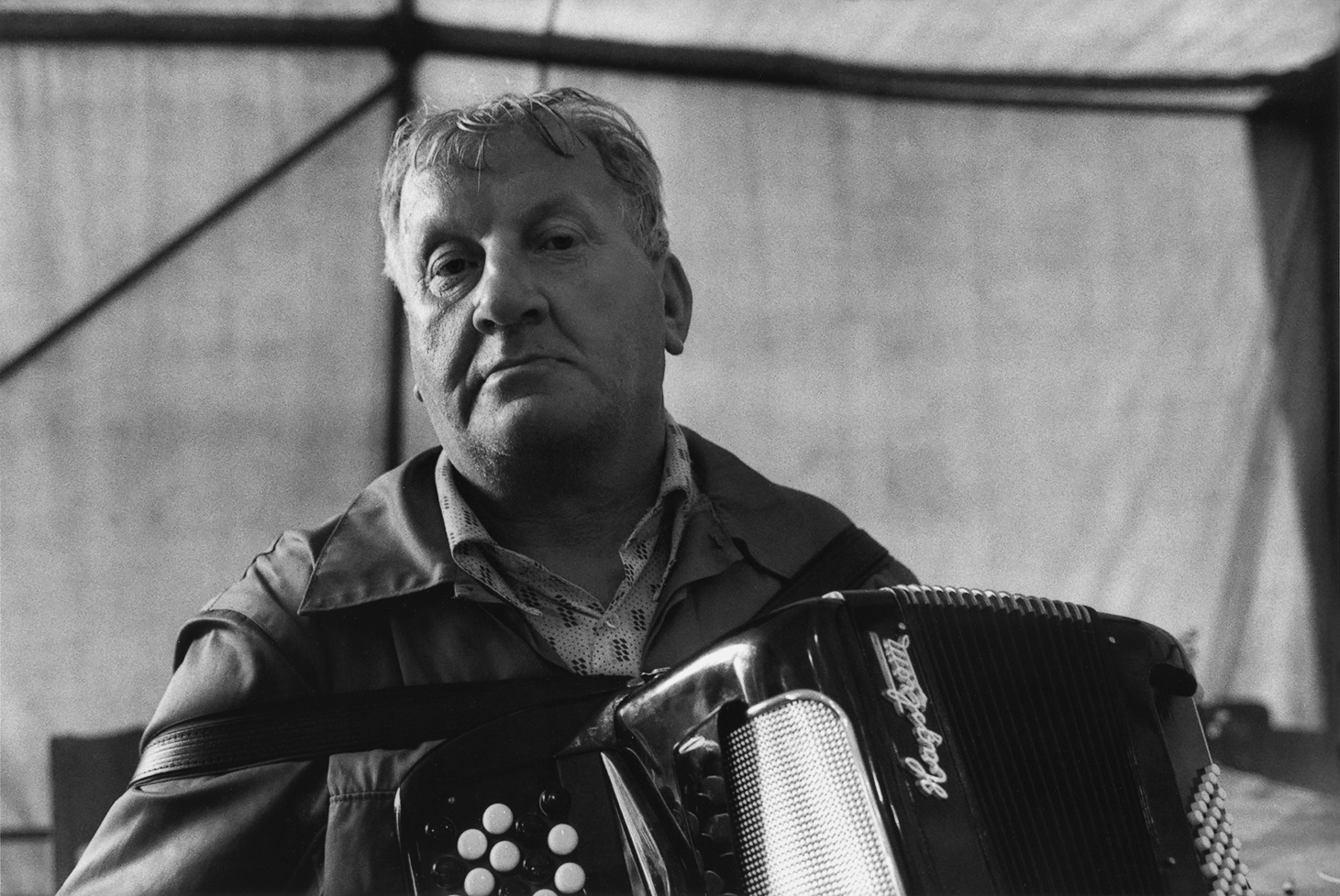 © Torbjörn Helgesson Man med dragspel. Fotografi av Torbjörn Helgesson.