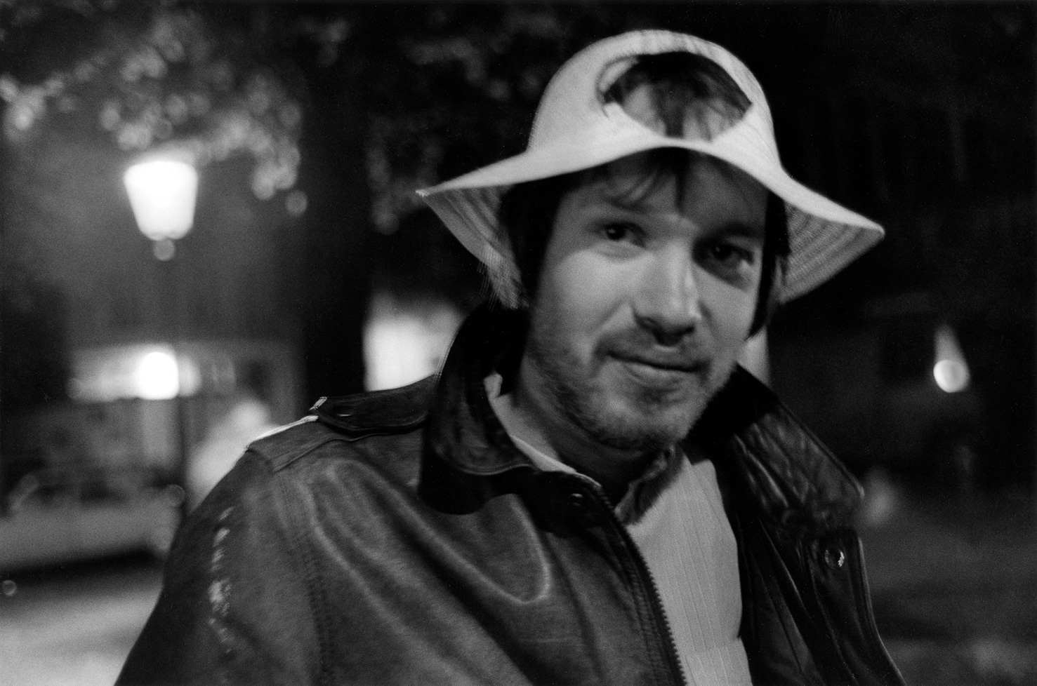 © Torbjörn Helgesson Man med hål i hatten. Fotografi av Torbjörn Helgesson.