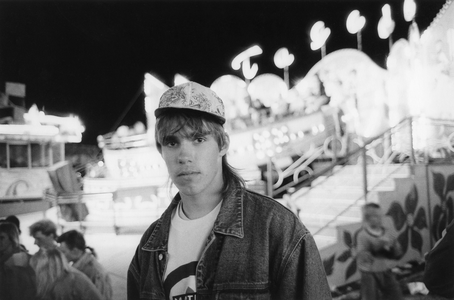 © Torbjörn Helgesson Ung man på tivoli. Fotografi av Torbjörn Helgesson.